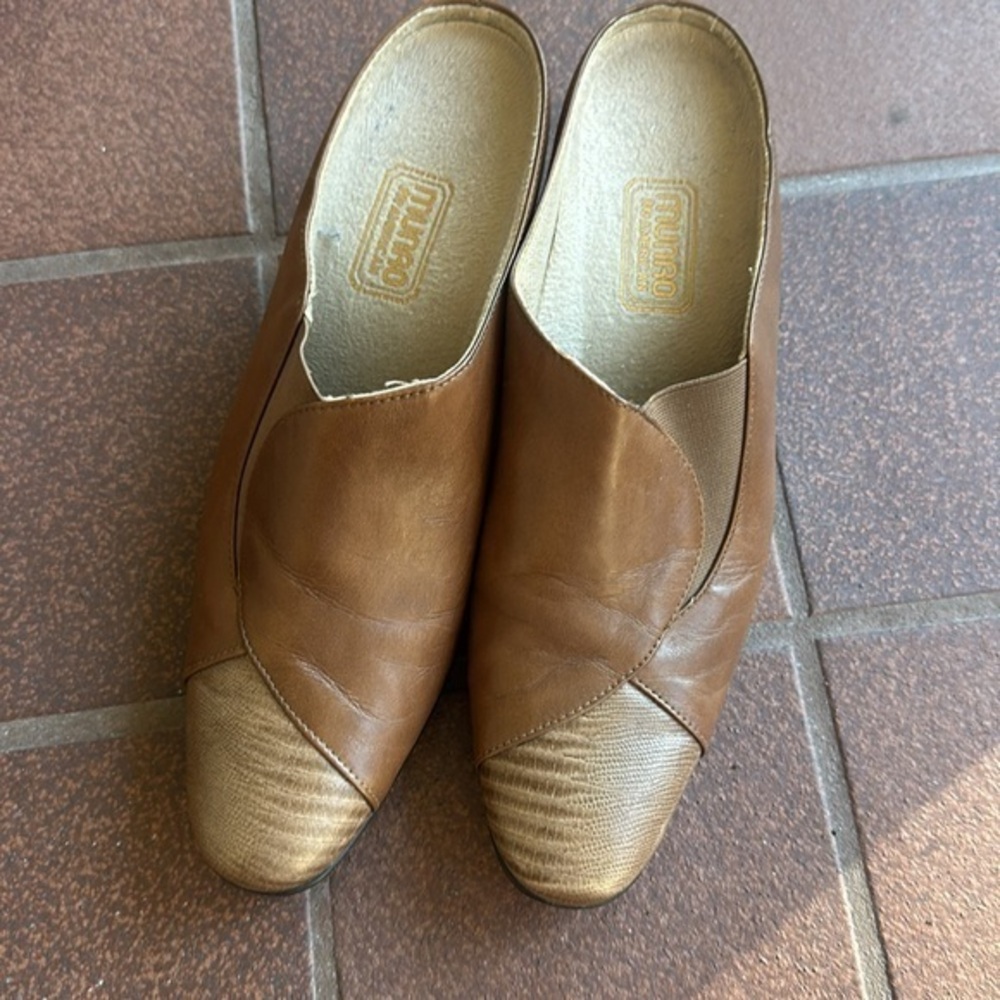 Munro shoes slip on brown leather size 7.5 clog style two toned